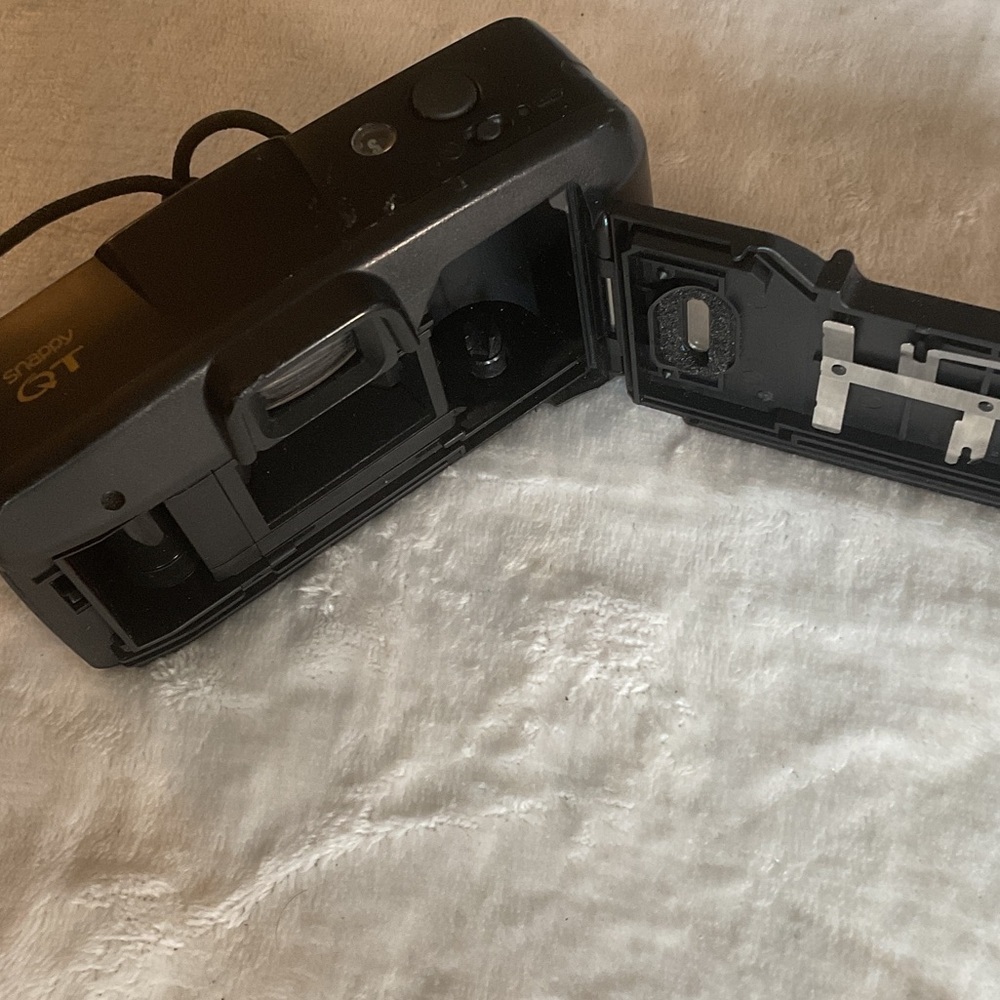 Canon Snappy QT Black and Gold Camera - Picture 2 of 6